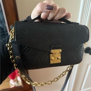 Louis Vuitton Pochette Metis East West in black with gold chain strap!